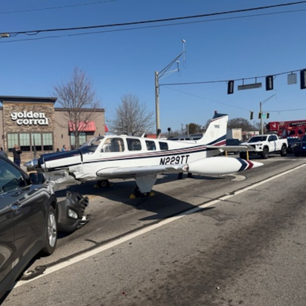 Dos personas fueron trasladadas a un hospital con heridas leves.