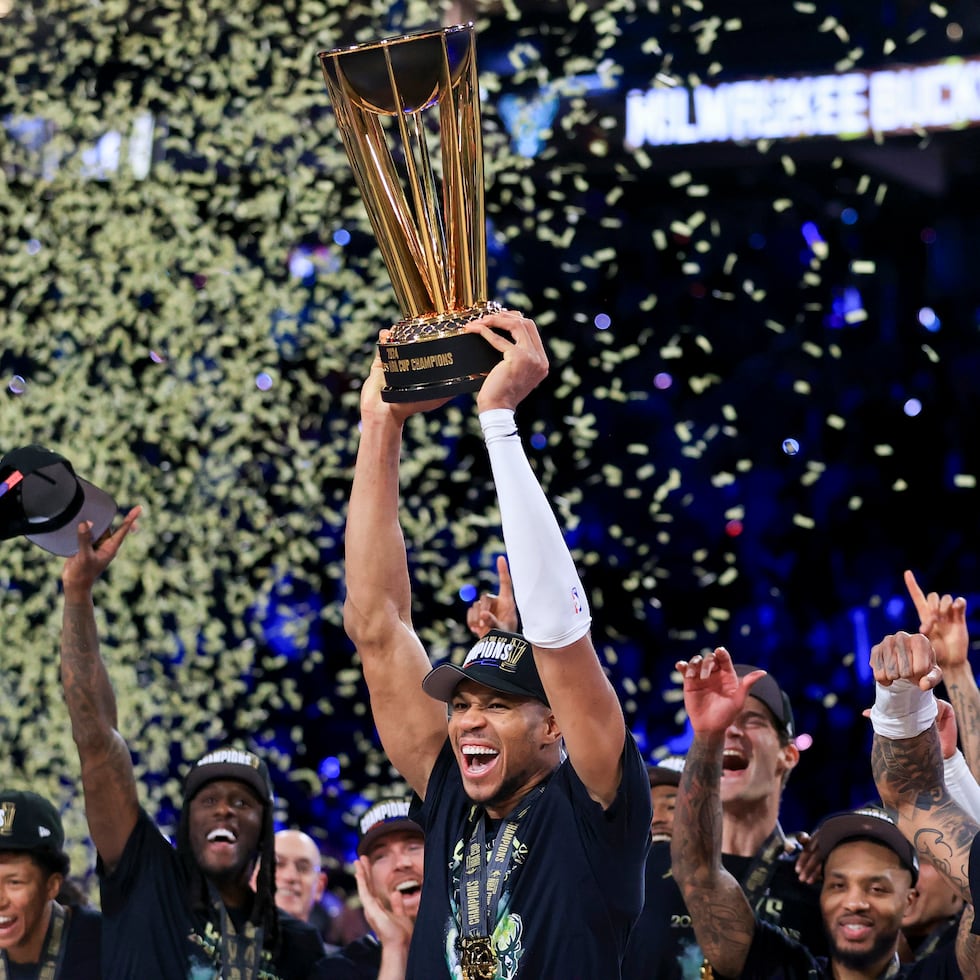 El delantero de los Bucks de Milwaukee, Giannis Antetokounmpo, celebra con el trofeo tras ganar la NBA Cup, tras vencer en la final al Thunder de Oklahoma City en 2024.