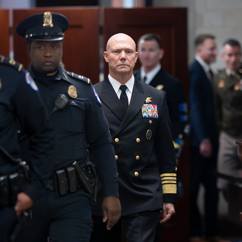 El almirante de la Armada de Estados Unidos, Frank "Mitch" Bradley, comandante del Comando de Operaciones Especiales, se retira de una sesión informativa clasificada para los principales legisladores del Congreso encargados de la seguridad nacional en el Capitolio de Washington, el jueves 4 de diciembre de 2025.