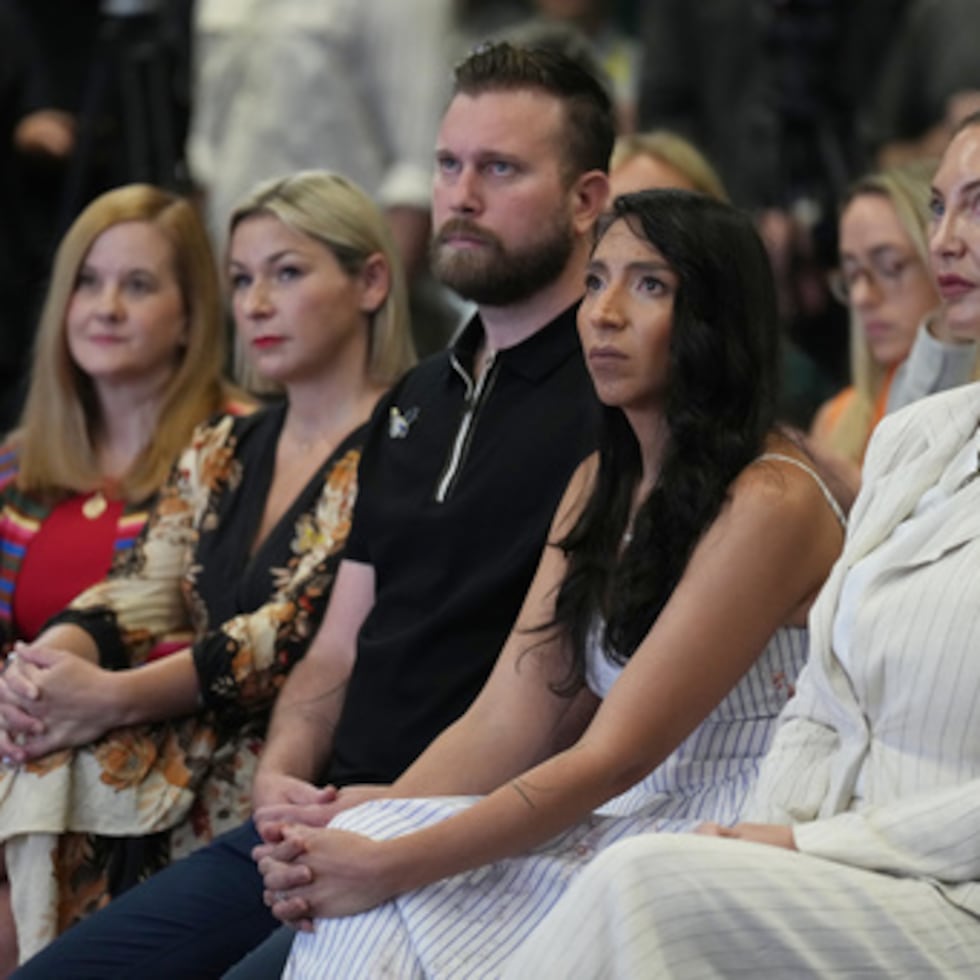 Las víctimas de Jeffrey Epstein ocupan la primera fila; de izquierda a derecha: Liz Stein, Dani Bensky, Sky Roberts, hermano de una víctima, Amanda Roberts, cuñada de una víctima, y Lara Blume McGee, mientras el candidato demócrata al Senado de EE. UU. y diputado estatal de Texas James Talarico interviene durante un acto en Dallas.