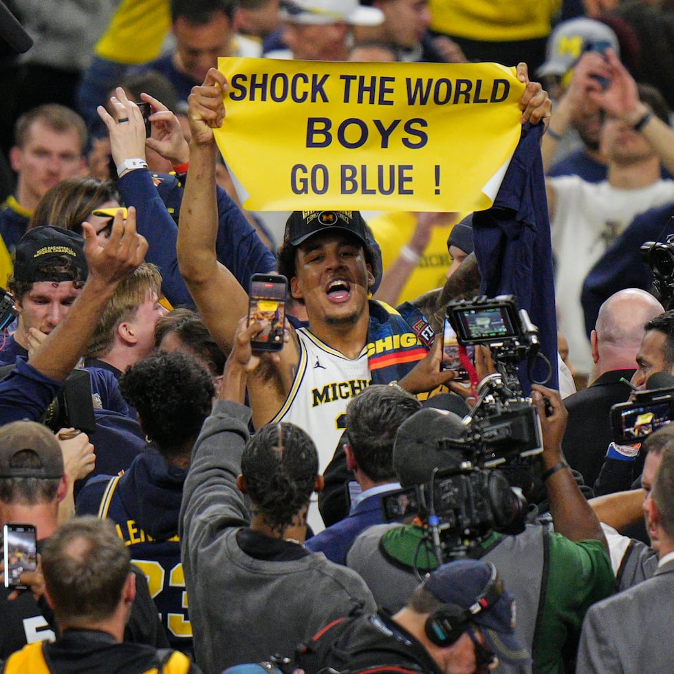 Yaxel Lendeborg, nacido en Puerto Rico, celebra sobre el tabloncillo el título.