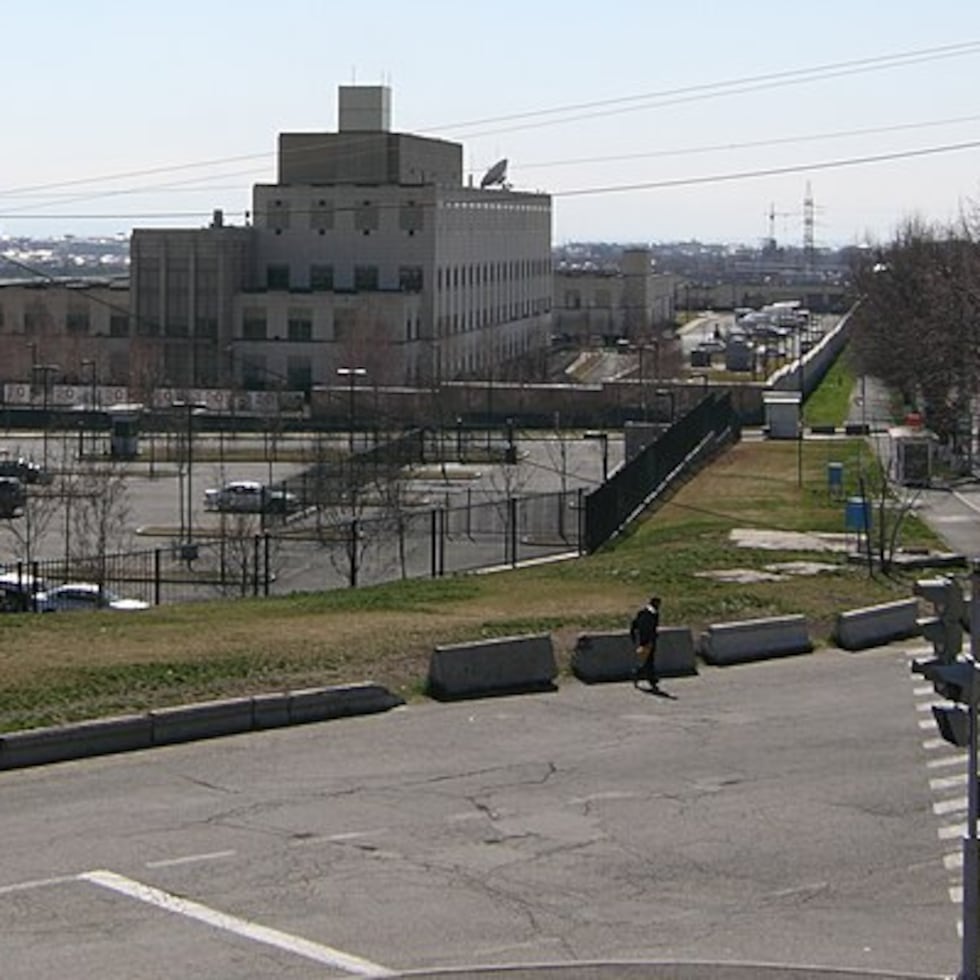 La Policía armenia trabaja en el lugar de los hechos para identificar al dueño del vehículo que explotó y las causas del suceso.