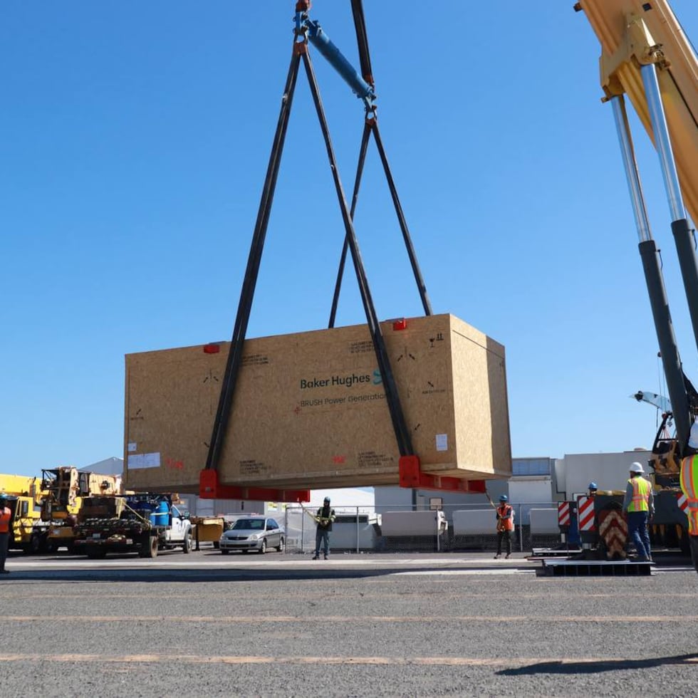 Las primeras dos turbinas de generación de la nueva flota de emergencia se recibieron, el 19 de febrero, en el puerto de Ponce.