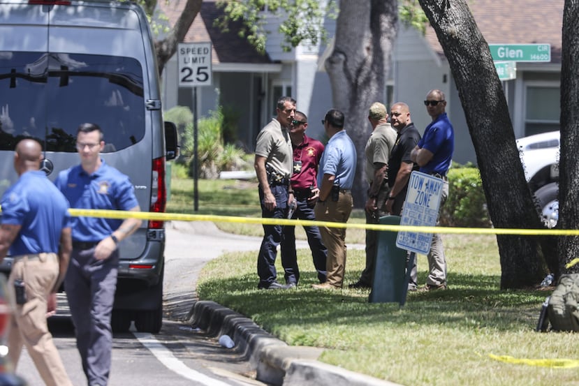 Detectives de la Oficina del Sheriff del Condado de Hillsborough se unieron a una investigación en la urbanización Lake Forest de Tampa, Florida, el viernes 24 de abril de 2026, donde, según las autoridades, un hombre fue detenido tras atrincherarse en una vivienda, en relación con la búsqueda de dos estudiantes de posgrado desaparecidos de la Universidad del Sur de Florida. (Douglas R. Clifford/Tampa Bay Times vía AP)