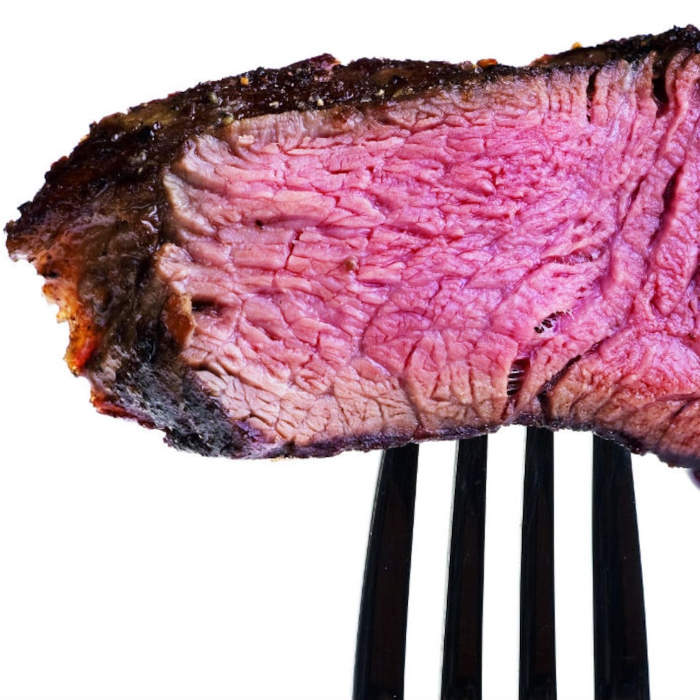No hay evidencia científica que afirme que el consumo de carnes rojas previamente al periodo de menstruación ayude a aliviar los cólicos.