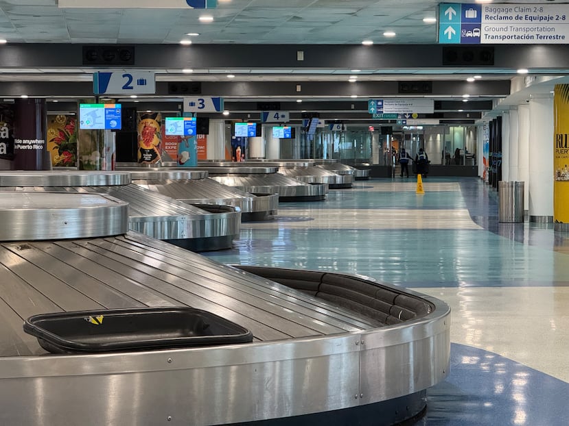 La imagen muestra la falta de viajeros en las principales líneas de recogido de equipaje durante la mañana de este lunes.