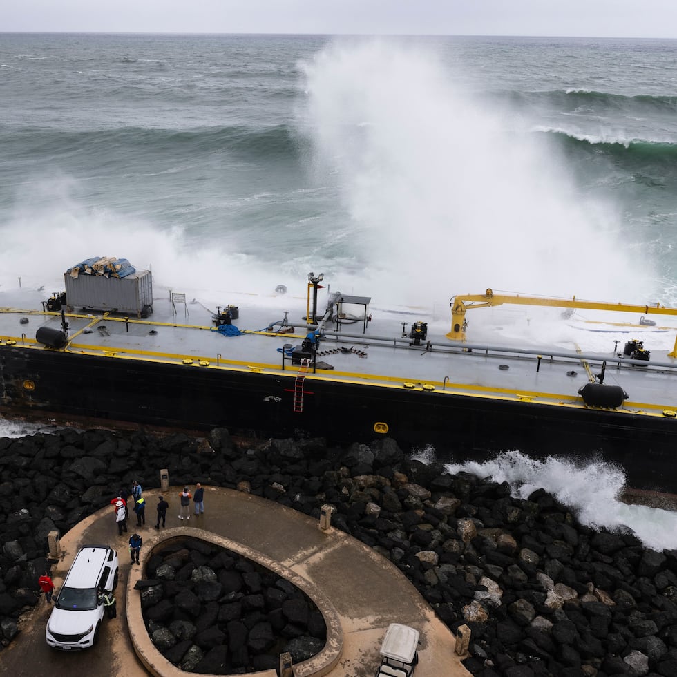 Image of the barge stranded in San Juan.