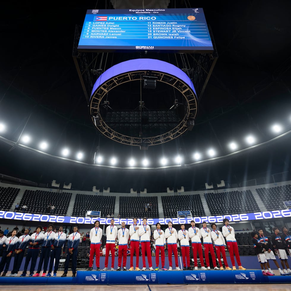 Premiación del quinteto boricua masculino que ganó el oro mientras sonaba el Himno Nacional de Puerto Rico.