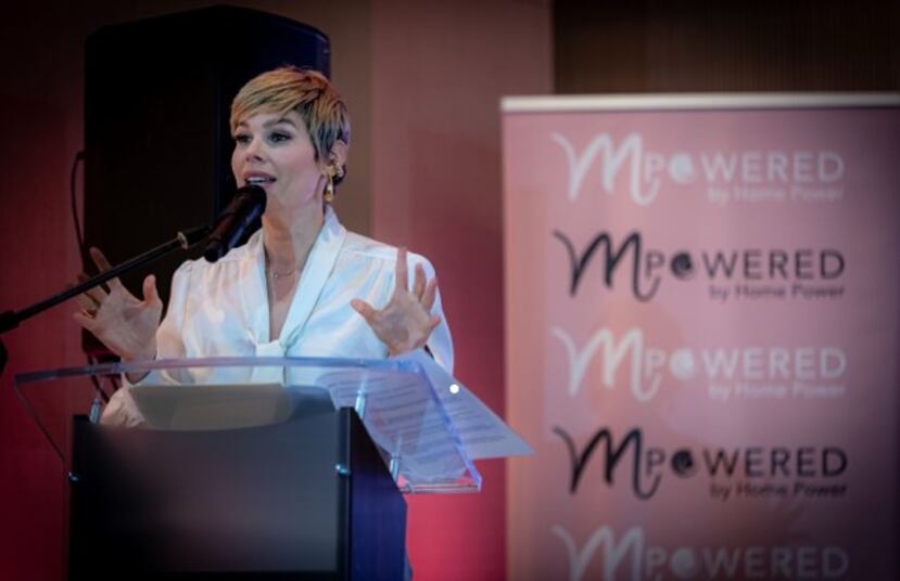 Ivonne Orsini se dirige a las participantes del evento "Celebrando la Fuerza de Ser Mujer".