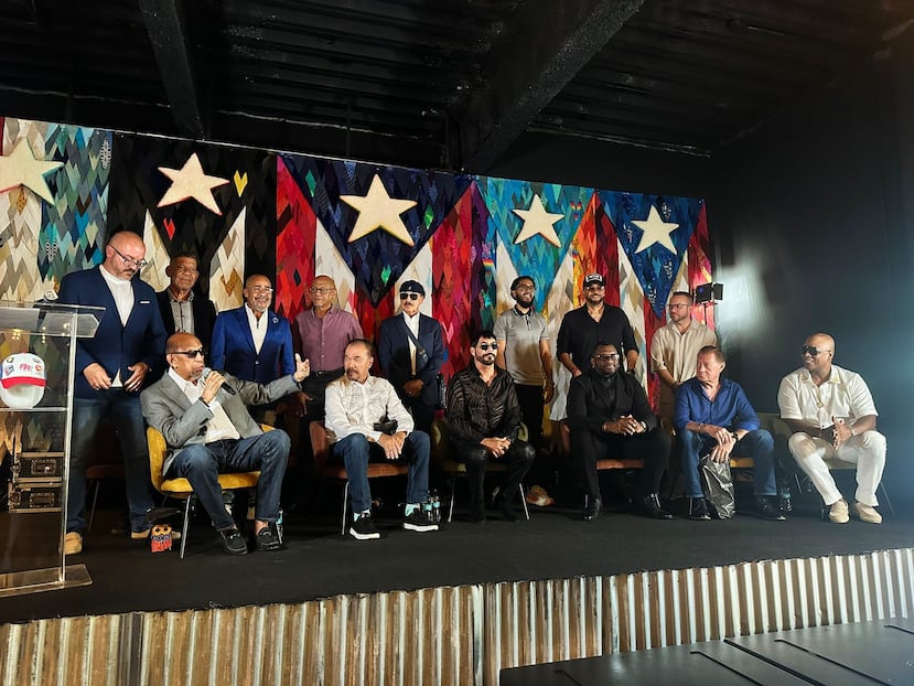 Durante la conferencia previa al Día Nacional de la Zalsa 2025, desde la izquierda y parados, Marcos Rodríguez "El Cacique", Luis Antonio Hiraldo “El Hachero”, Luisito Carrión, Rico Walker, Isidro Infante, Carlos Ayala, Manuel Gómez "El Propio" y Iván Cacú. Sentados, desde la izquierda, Willie Rosario, Bobby Valentín, Willie González, Moncho Rivera, Papo Cocote y Willy García.