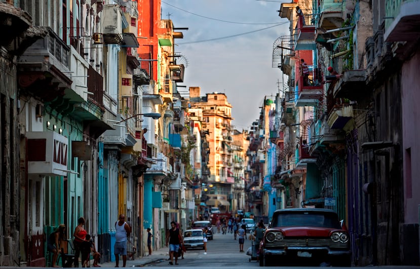 Vista de una de las calles de Centro Habana, en La Habana, Cuba.