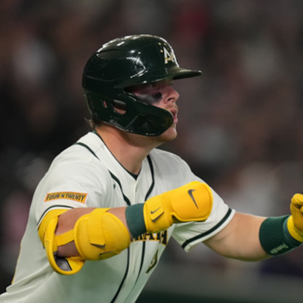 Travis Bazzana, de Australia, celebra tras batear un jonrón solitario contra Taiwán en la séptima entrada de un partido del Clásico Mundial de Béisbol en Tokio.