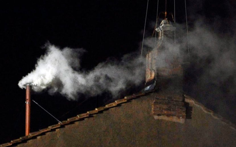 La fumata blanca surge de la chimenea de la Capilla Sixtina en la segunda jornada de Cónclave en la ciudad del Vaticano hoy, miércoles 13 de marzo de 2013. EFE/Ciro Fusco
