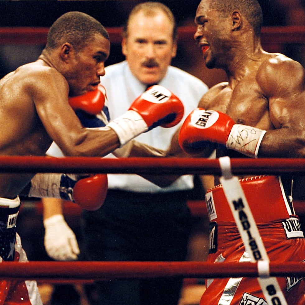 Bernard Hopkins -derecha- dominó la pelea según avanzaban los combates, mantuvo a distancia a Tito Trinidad -izquierda- y finalizó el combate noqueando.