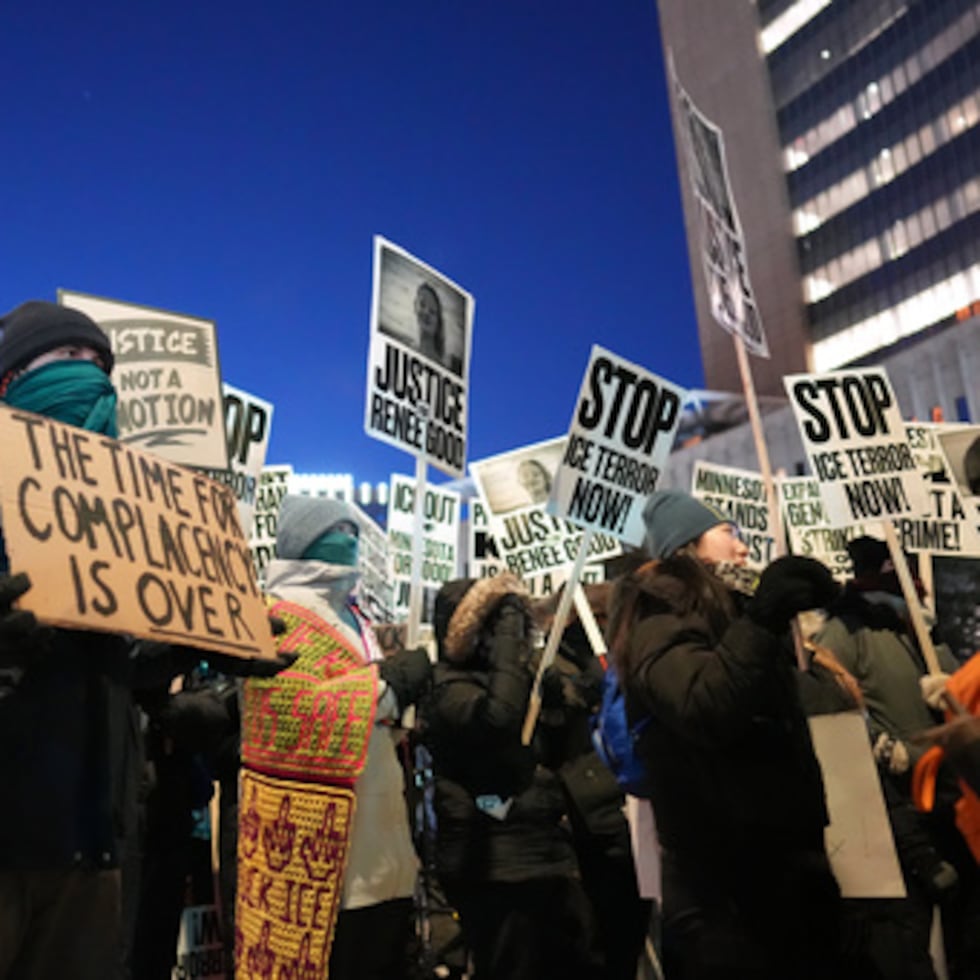 Manifestantes se reúnen durante una concentración contra la aplicación de las leyes federales de inmigración en la Plaza del Tribunal Federal el martes 27 de enero de 2026, en Minneapolis. (AP Photo/Adam Gray)