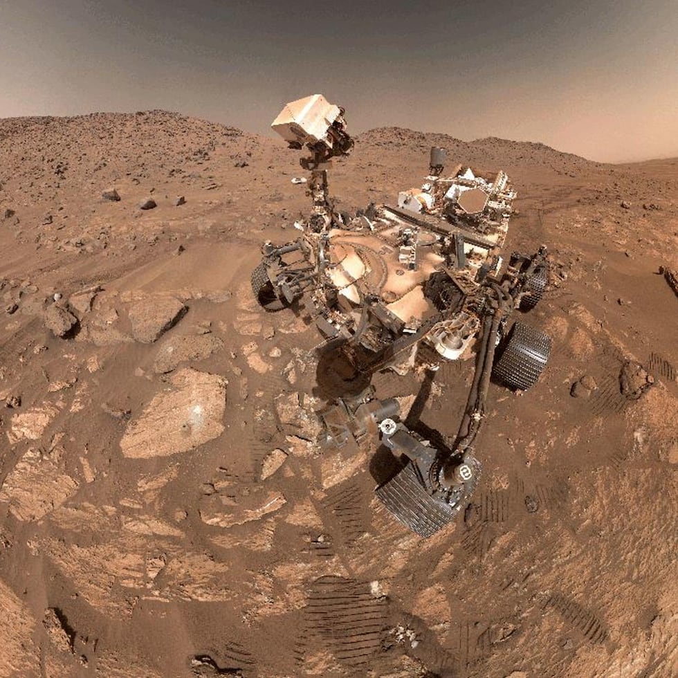 Autorretrato del rover Perseverance de la NASA en el cráter Jezero de Marte, donde ha encontrado unas piedras que podrían indicar que, hace miles de millones de años, unas reacciones químicas podrían haber sustentado vida microbiana.