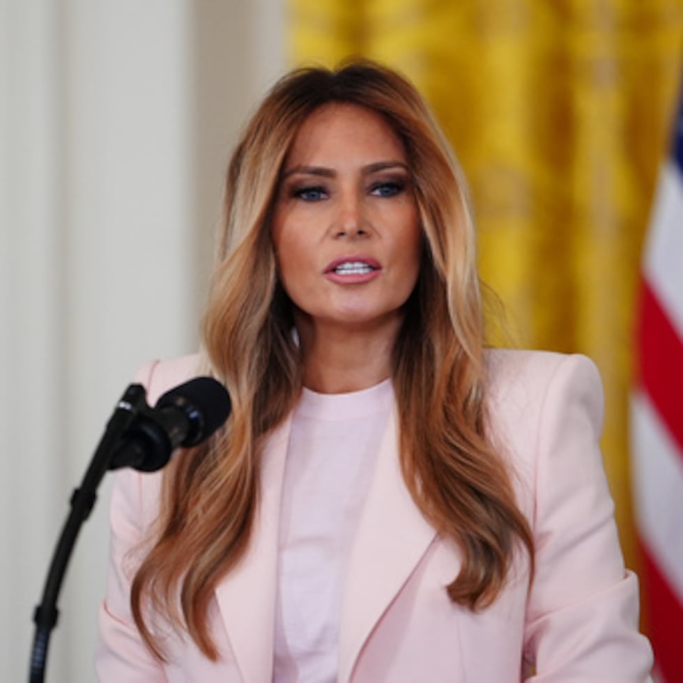 Wolff demandó a Melania Trump el pasado octubre después de que su abogado, Alejandro Brito, le dijera en una carta que “no le quedaría otra alternativa” que demandarle si no se retractaba de unas declaraciones que, según el letrado, le habían causado un “abrumador daño reputacional y financiero”.