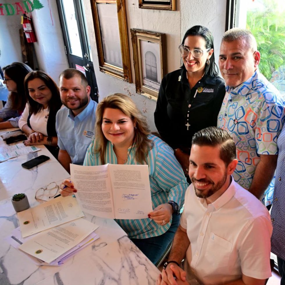 La gobernadora Jenniffer González estampó su firma en varias medidas.