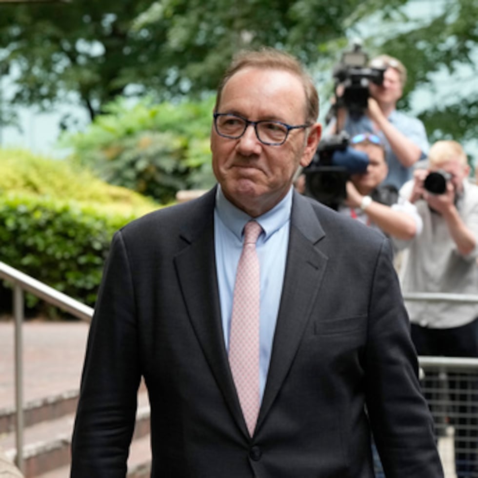 ARCHIVO - El actor Kevin Spacey abandona el Tribunal de Southwark Crown en Londres, el 28 de junio de 2023. (AP Photo/Frank Augstein, Archivo)