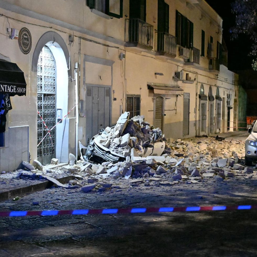 Al menos ocho personas resultaron heridas leves y se cuentan numerosos daños y la interrupción de algunos trenes este viernes a consecuencia de un terremoto de magnitud 4.7 en la provincia de Nápoles.