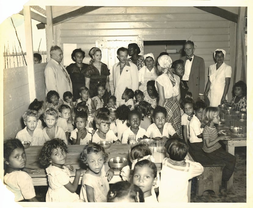 Doña Fela visita su querida escuelita maternal de La Perla junto a funcionarios del gobierno federal.