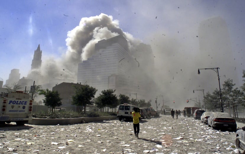 ARCHIVO - Una calle en la zona del Bajo Manhattan aparece cubierta de escombros tras el derrumbe de las Torres Gemelas del World Trade Center a raíz de los ataques terroristas del 11 de septiembre de 2001, en Nueva York. (AP Foto/Richard Drew, archivo)