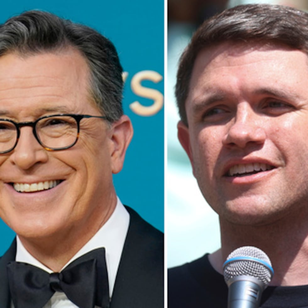 Stephen Colbert, a la izquierda, y al representante de Texas James Talarico.