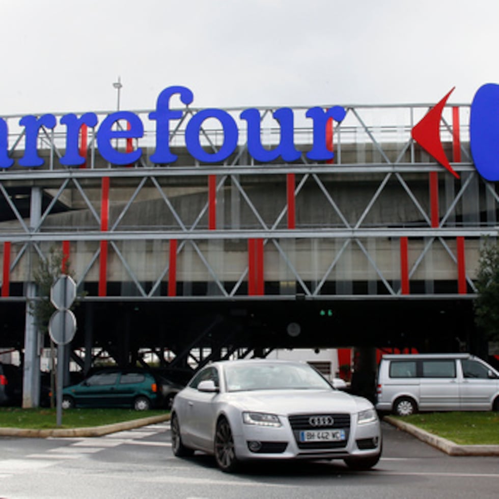 Un auto sale de un supermercado Carrefour en Anglet, en el suroeste de Francia.