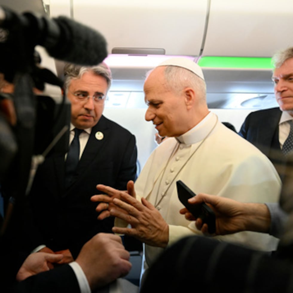 El papa León XIV habla con los periodistas a bordo de su vuelo con destino al aeropuerto internacional Houari Boumédiène de Argel, en Argelia.
