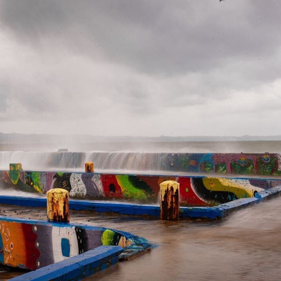 El fuerte oleaje que fue parte del impacto indirecto del huracán Erin causó estragos en Aguadilla.