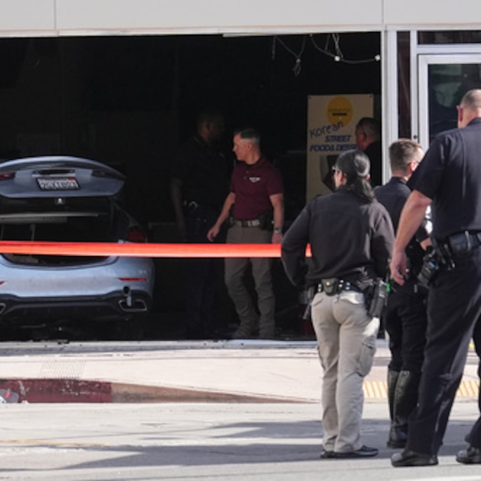 Un auto se ve dentro de un 99 Ranch Market en la escena de un accidente fatal el jueves, 5 de febrero 2026, en el barrio de Westwood de Los Ángeles.