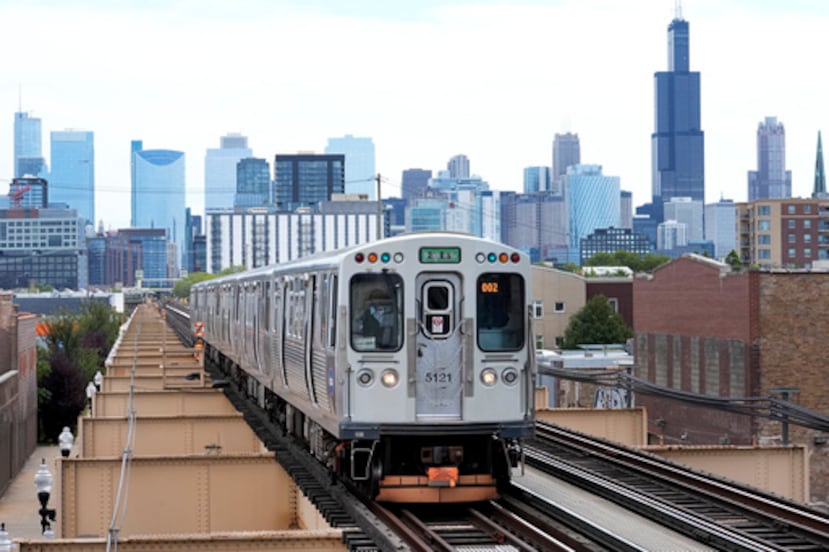 Tren de la Autoridad de Tránsito de Chicago llega a la estación Damen Ave.