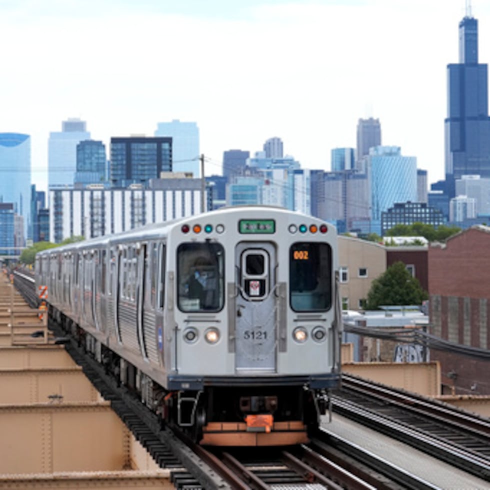 Tren de la Autoridad de Tránsito de Chicago llega a la estación Damen Ave.