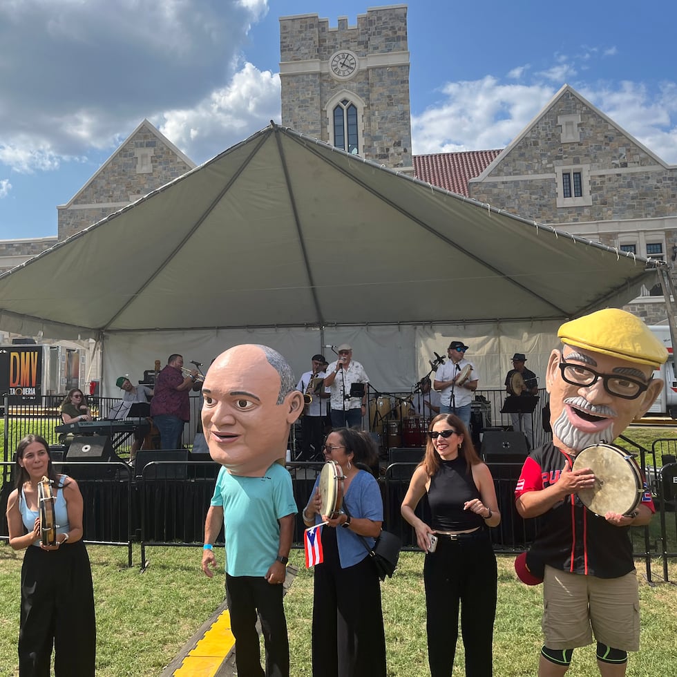 Los cabezudos de Los hijo e' plena, que incluyen homenajes al fallecido maestro plenero Tito Matos (a la izquierda) y al fundador del grupo Ángel Rivera, hicieron su aparición durante el segmento musical de la orquesta Cadencia.