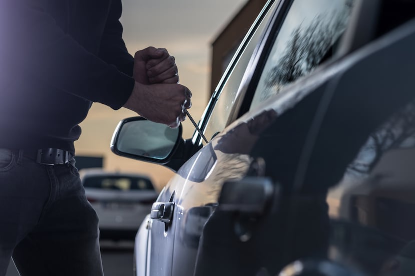 Las autoridades investigan los múltiples robos de autos.