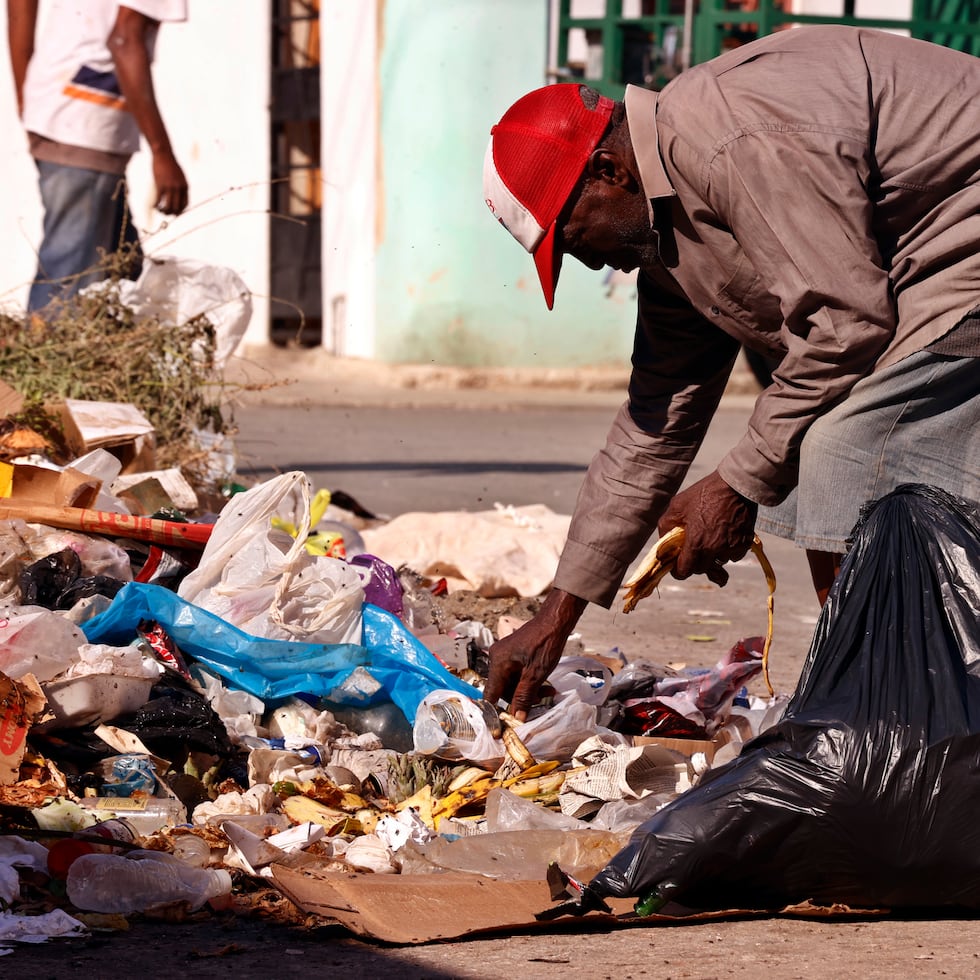 En las ruinas de los barrios en Cuba, se producen fogatas y fuertes cacerolazos, se gritan consignas contra el régimen y aparecen, a la mañana siguiente, pintadas reclamando libertad, escribe Mayra Montero. En la foto, un hombre busca entre desechos arrojados en una calle de La Habana.