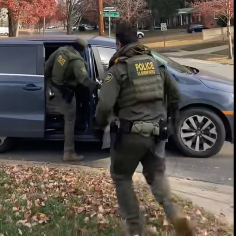 En la imagen, proporcionada por Rheba Hamilton, agentes de la Patrulla Fronteriza salen de un jardín tras abordar a dos hombres que colocaban luces navideñas en Charlotte, Carolina del Norte, el sábado 15 de noviembre de 2025.