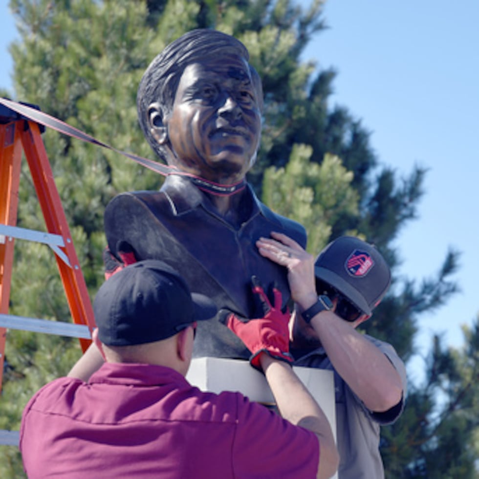 Trabajadores municipales retiran un busto de César Chávez en el Parque César E. Chávez de Denver el jueves, 19 de marzo de 2026. (AP Photo/Thomas Peipert, archivo)