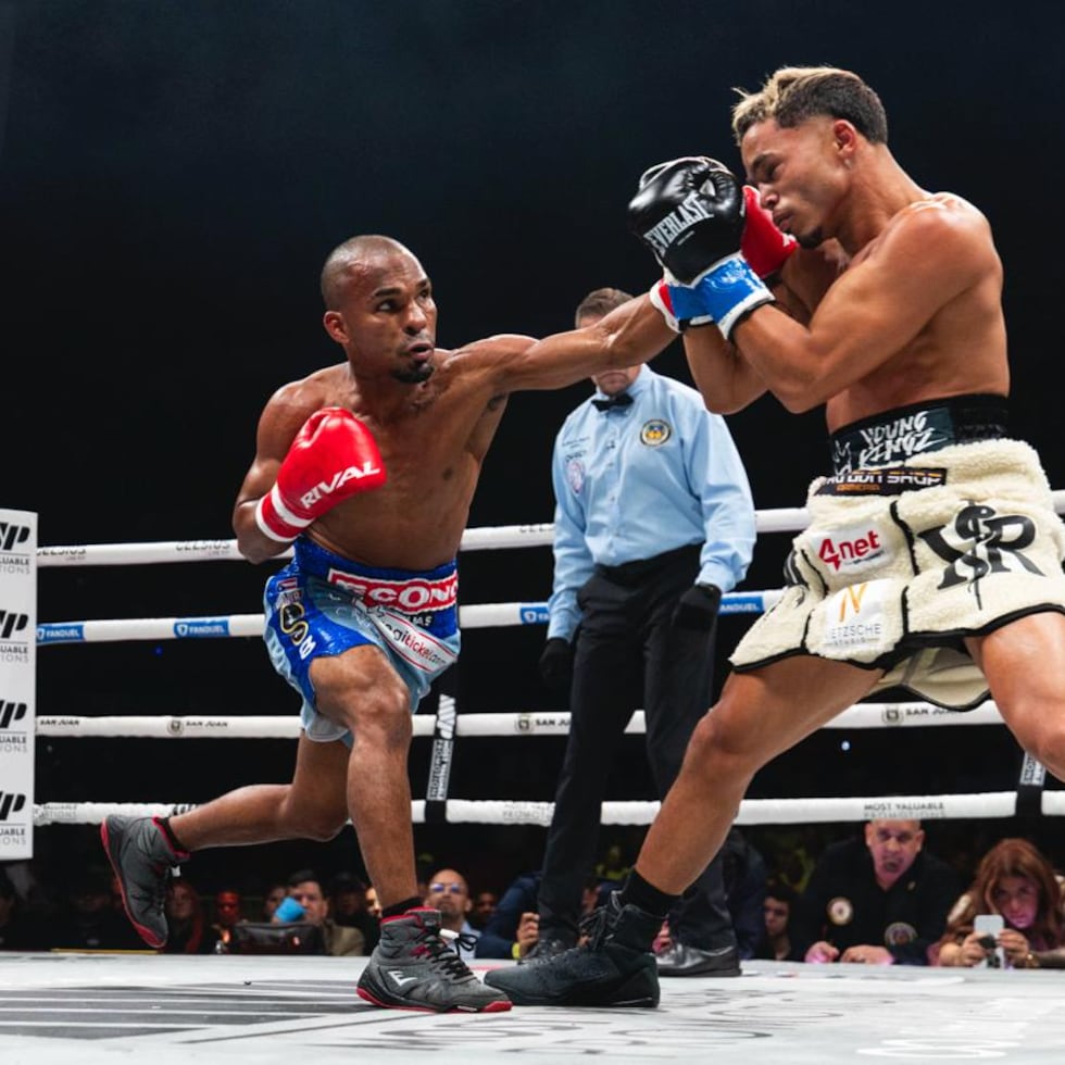Jonathan "Bomba" González (izquierda) tira una recta de izquierda contra Yankiel Rivera (derecha) durante su combate del 3 de enero en el Coliseo Roberto Clemente.