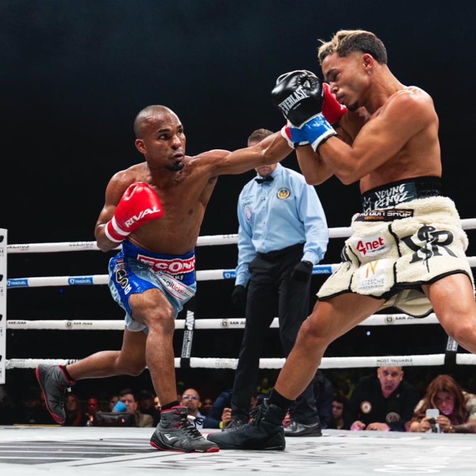 Jonathan "Bomba" González tira una izquierda contra Yankiel "El Doctorcito" Rivera durante el combate titular.