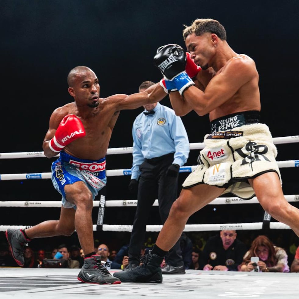 Jonathan "Bomba" González tira una izquierda contra Yankiel "El Doctorcito" Rivera durante el combate titular.
