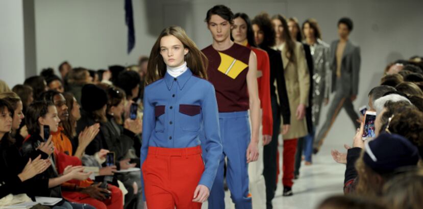 Modelos desfilan por la pasarela mostrando los diseños de la colección Calvin Klein. (AP/Diane Bondareff)