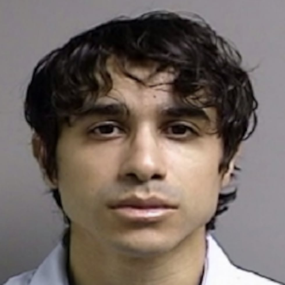 La fiscal Sharlene Sánchez radicó un cargo por agresión sexual contra una menor y otro por maltrato de menores contra Kevin Anés Negrón, de 30 años.