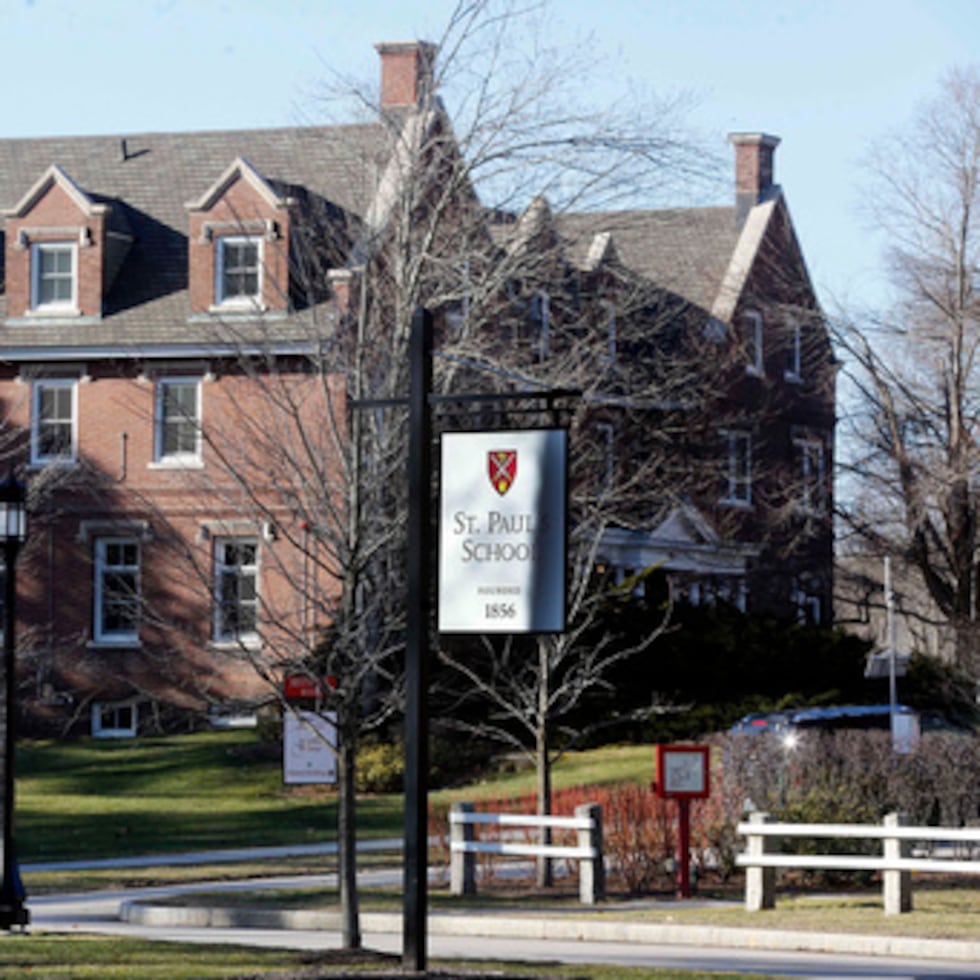 La entrada a la escuela St. Paul en Concord, N.H. (AP Photo/Jim Cole, File)