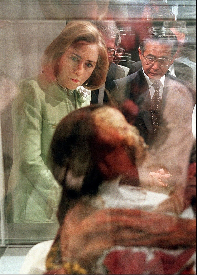 Imagen de archivo de la primera dama Hillary Clinton y el primer ministro de Perú, Alberto Fujimori, mirando a una momia de 500 años de antigüedad expuesta en la National Geographic Society en Washington, el martes 21 de mayo de 1996. La conocida como "Doncella Inca de Hielo", descubierta cerca de la cumbre del Monte Ampato en los Andes peruano, es la primera momia inca congelada y probablemente la mejor conservada de las encontradas en el continente americano.