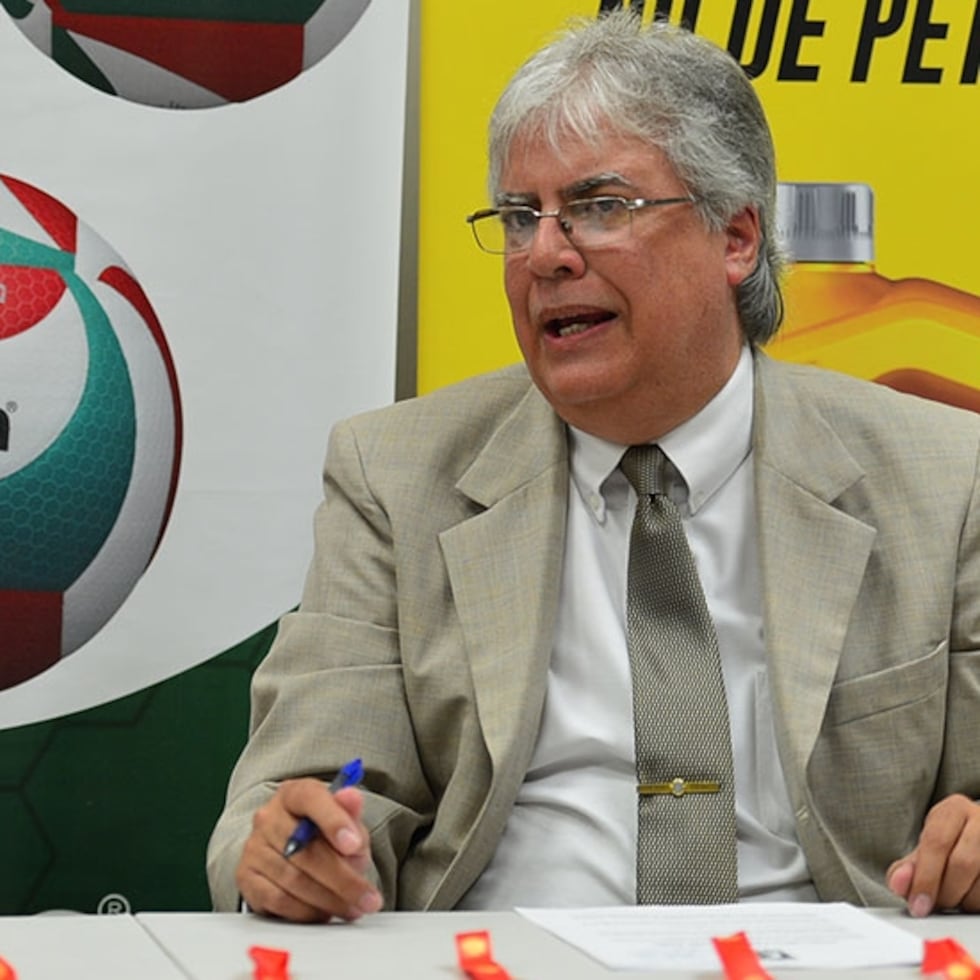 El director de torneo, "Picky" Servera, manejó más de una controversia en la etapa semifinal del torneo femenino.