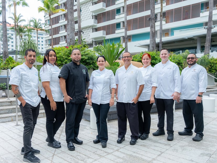 De izquierda a derecha: chef Jhonier Dilan Mora; chef Johelis Gotay; chef Ramón Cruz; chef Natalia Rivera; chef Juan José Cuevas; chef Nasha Fondeur; chef Alejandro Alicea; y chef Nelson López.