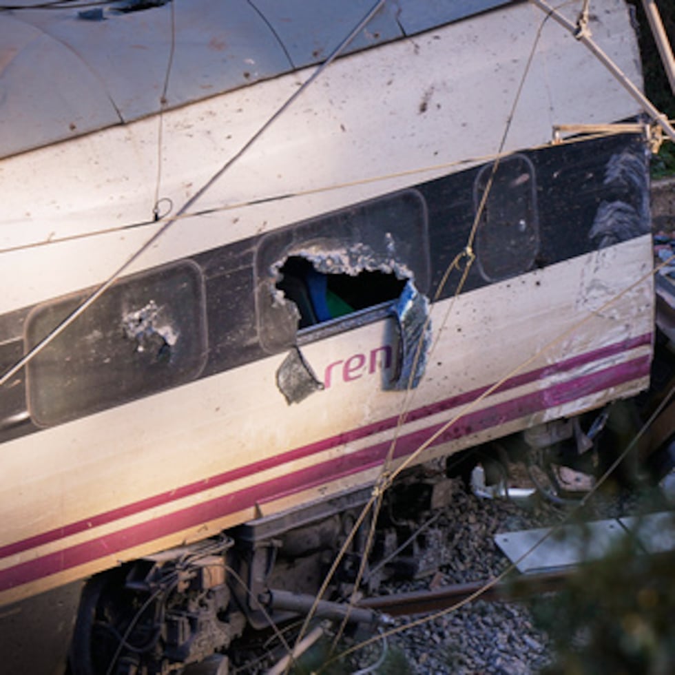 Parte de un tren accidentado se ve en el lugar de una colisión de tren en Adamuz, en el sur de España, el lunes 9 de enero de 2026. (AP foto/Manu Fernández)