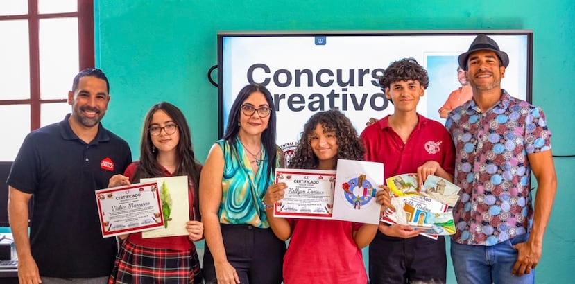 En la Escuela Central de Artes Visuales de Santurce, desde la izquierda: Gianmanuel Colón, director de Ventas y Mercado de Insular Trading; Violeta Marrero Rodríguez, segundo lugar del Concurso Creativo; Sonia Kercadó, maestra de Diseño y Composición; Kellyan Derieux Plumey, quien obtuvo el tercer lugar; Pablo Medina Figueroa, ganador del primer premio; y el chef Edgardo Noel.