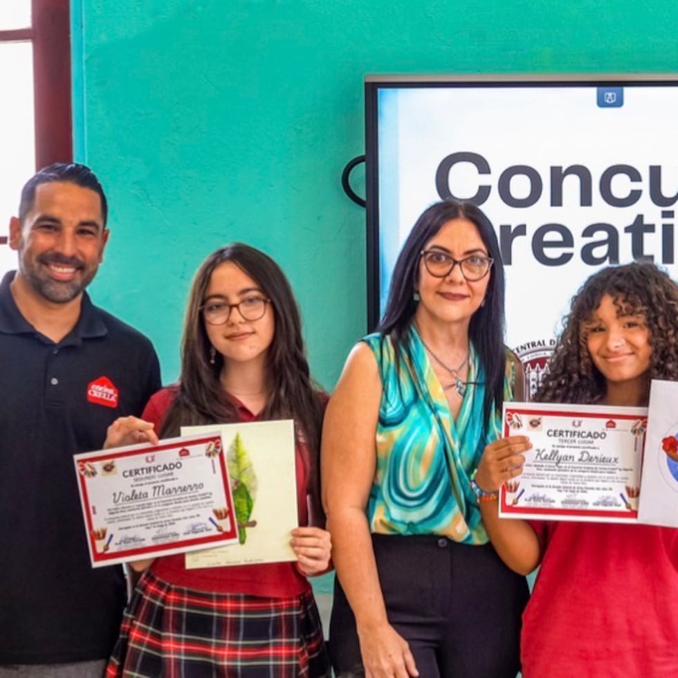 En la Escuela Central de Artes Visuales de Santurce, desde la izquierda: Gianmanuel Colón, director de Ventas y Mercado de Insular Trading; Violeta Marrero Rodríguez, segundo lugar del Concurso Creativo; Sonia Kercadó, maestra de Diseño y Composición; Kellyan Derieux Plumey, quien obtuvo el tercer lugar; Pablo Medina Figueroa, ganador del primer premio; y el chef Edgardo Noel.